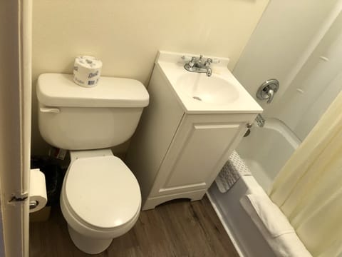 Room, 1 Queen Bed | Bathroom | Combined shower/tub, towels