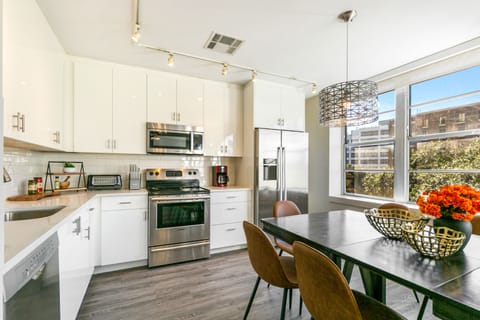 Signature Condo, 4 Bedrooms | Private kitchen | Full-size fridge, microwave, oven, stovetop