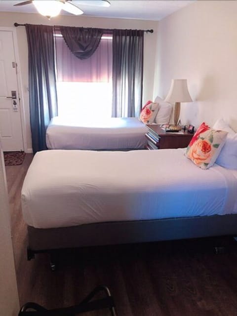 Classic Twin Room, 1 Bedroom | Desk, free cribs/infant beds, rollaway beds, free WiFi