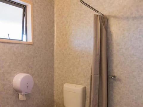 Queen Studio | Bathroom | Shower, free toiletries, hair dryer, towels