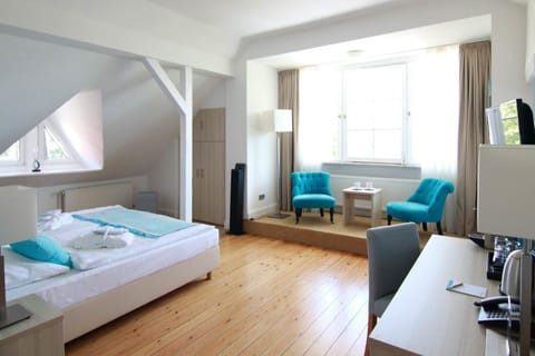 Junior Suite | 1 bedroom, premium bedding, in-room safe, desk