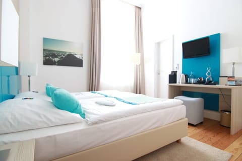 Double Room | 1 bedroom, premium bedding, in-room safe, desk