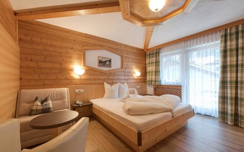 Comfort Double Room | In-room safe, desk, free WiFi, bed sheets