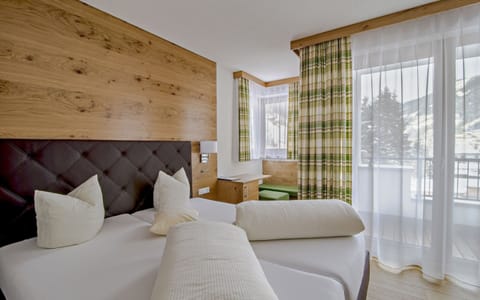 Family Room (Enzian Deluxe ) | In-room safe, desk, free WiFi, bed sheets