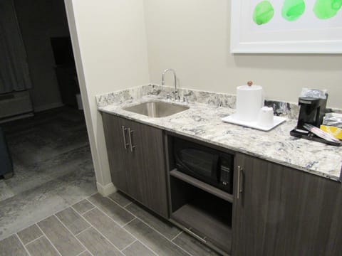 Studio, 1 King Bed, Refrigerator & Microwave (Wet Bar) | Private kitchenette | Fridge, microwave