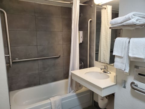 Combined shower/tub, free toiletries, towels, soap