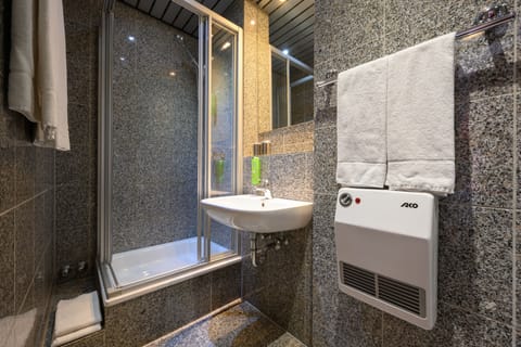 Comfort Apartment, 2 Bedrooms | Bathroom | Shower, hydromassage showerhead, eco-friendly toiletries, hair dryer