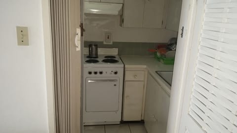 Apartment | Private kitchenette | Fridge, oven, stovetop, coffee/tea maker