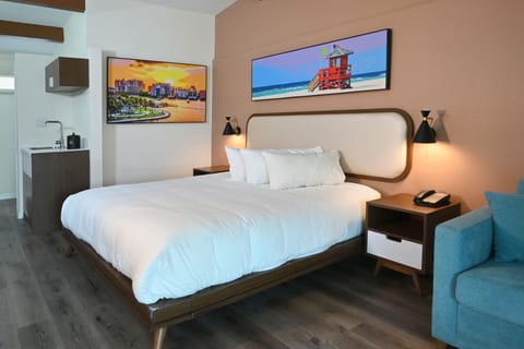 Premium Room, 1 King Bed, Balcony/Patio Pool View | Premium bedding, down comforters, pillowtop beds, desk