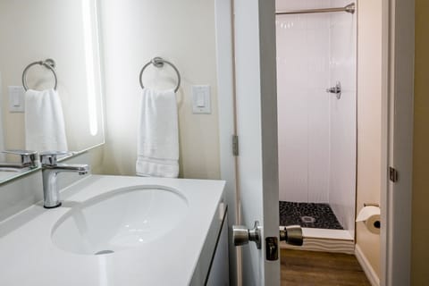 Studio, 1 King Bed | Bathroom | Shower, free toiletries, hair dryer, towels