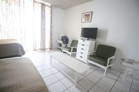 Comfort Studio, 2 Twin Beds, Accessible | Living area | Flat-screen TV