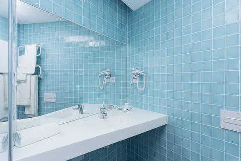 Executive Double or Twin Room | Bathroom sink