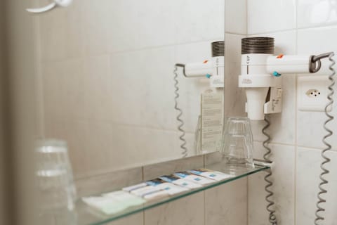 Standard Quadruple Room | Bathroom | Hair dryer, towels, soap, shampoo