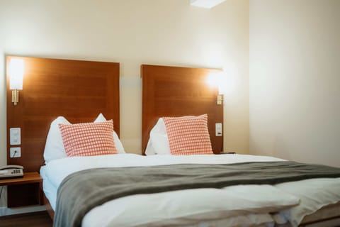 Standard Double or Twin Room | In-room safe, desk, blackout drapes, soundproofing