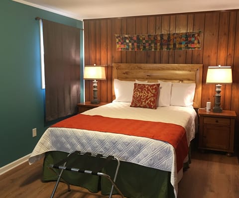 Deluxe Cabin, 1 Queen Bed, River View | Individually decorated, individually furnished, soundproofing