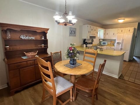 Family Cottage, 2 Bedrooms, Kitchen, Mountain View | In-room dining