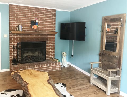 Suite, 2 Bedrooms, Kitchen, Mountain View | Living room | 42-inch TV with cable channels