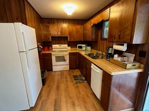 Deluxe Cabin, 1 Queen Bed, River View | Private kitchen | Microwave, coffee/tea maker