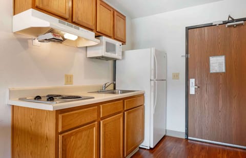 Standard Studio, 1 Double Bed, Non Smoking, Refrigerator & Microwave | Private kitchen | Full-size fridge, microwave, stovetop, freezer