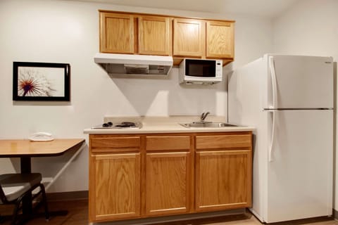 Full-size fridge, microwave, stovetop