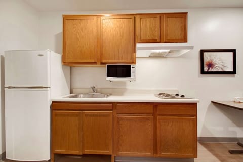 Full-size fridge, microwave, stovetop