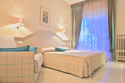 Double Room, 1 Double or 2 Twin Beds, Balcony | Living area | Flat-screen TV