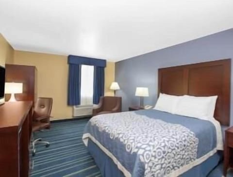 Standard Room, 1 Queen Bed | Desk, iron/ironing board, rollaway beds, free WiFi