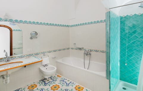 Quadruple Room | Bathroom | Combined shower/tub, free toiletries, hair dryer, bidet