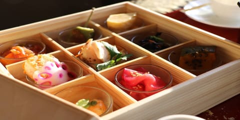 Daily cooked-to-order breakfast (JPY 2200 per person)