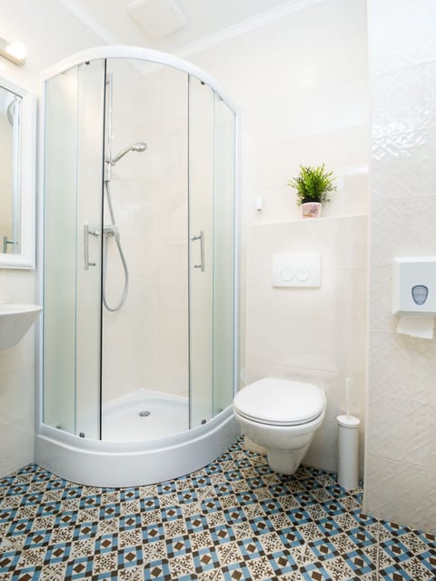 Double Room | Bathroom | Shower, free toiletries, hair dryer, towels