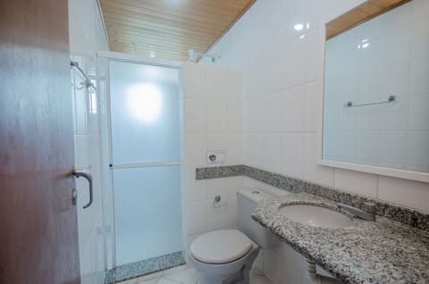 Family Apartment | Bathroom | Shower, hair dryer, towels