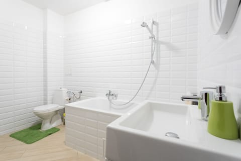 Comfort Apartment, 1 Bedroom, Non Smoking, City View (TOP 10) | Bathroom | Combined shower/tub, deep soaking tub, free toiletries, hair dryer