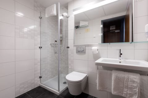 Triple Room | Bathroom | Shower, free toiletries, hair dryer, slippers