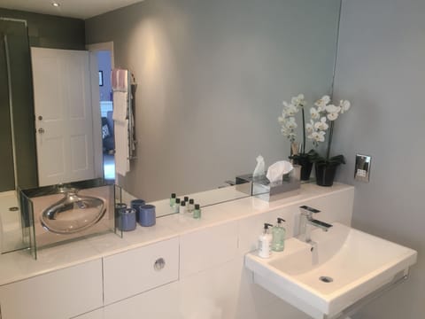 Double Room, 1 King Bed (Heather) | Bathroom | Designer toiletries, hair dryer, towels