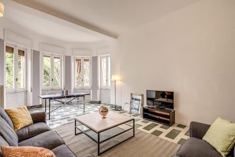 Comfort Apartment | Living room | Flat-screen TV
