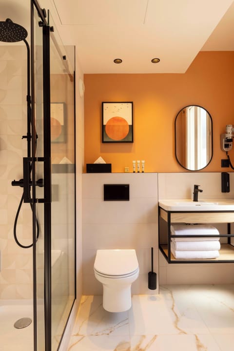Triple Room Atelier Eiffel | Bathroom | Shower, free toiletries, hair dryer, towels