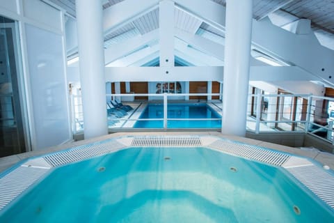 Indoor spa tub