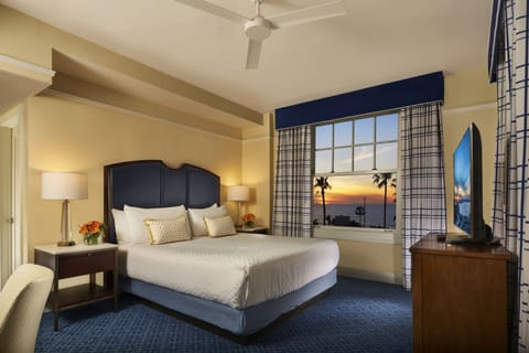 Deluxe Room, 1 King Bed, Ocean View | Premium bedding, down comforters, pillowtop beds, in-room safe