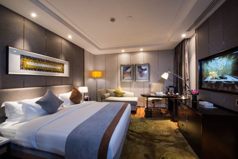 Junior Suite, 1 Bedroom | Minibar, in-room safe, desk, soundproofing