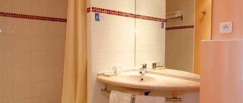 Comfort Double Room | Bathroom | Free toiletries, hair dryer, towels