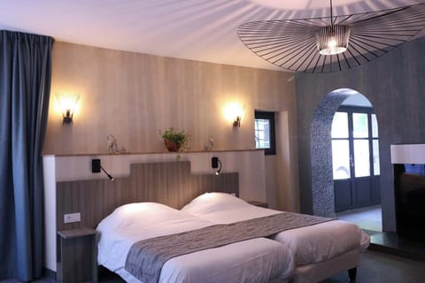 Classic Double Room | Individually decorated, individually furnished, desk, blackout drapes