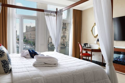 Junior Suite, 1 King Bed, Zocalo View | Minibar, in-room safe, desk, blackout drapes