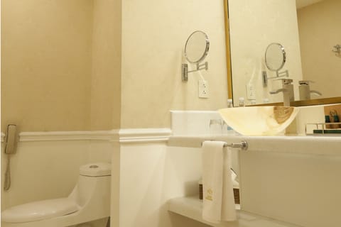 Junior Suite, 1 King Bed, Zocalo View | Bathroom | Shower, eco-friendly toiletries, hair dryer, bathrobes