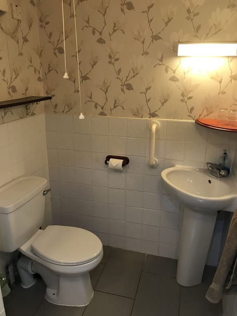 Twin Room | Bathroom | Towels