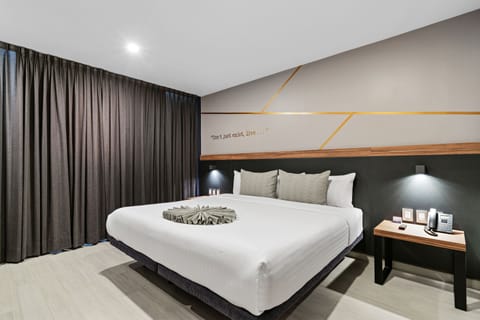 Standard Room, 1 King Bed | In-room safe, desk, blackout drapes, soundproofing