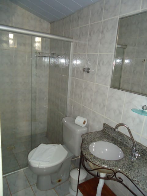 Standard Triple Room | Bathroom | Shower, free toiletries, hair dryer, towels