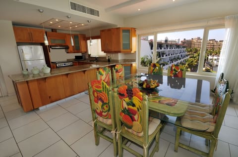 Suite Premium Vista a la Marina. | Private kitchen | Microwave, coffee/tea maker