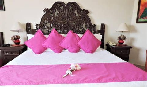 Estudio | Premium bedding, down comforters, pillowtop beds, in-room safe