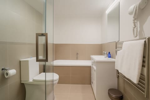 Deluxe Suite (with Spa Bath) (8) | Private spa tub
