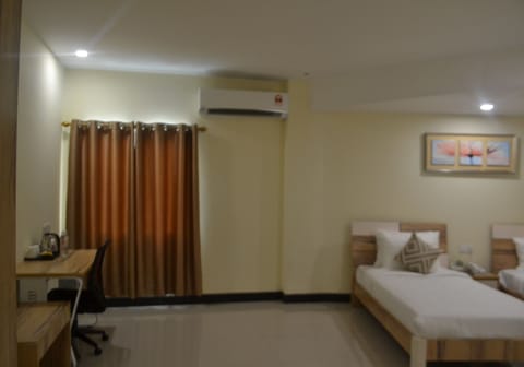 Deluxe Twin Room | Desk, iron/ironing board, free WiFi